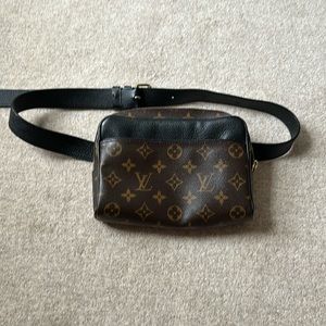 Louis Vuitton Monogram waist bag. Black leather details.